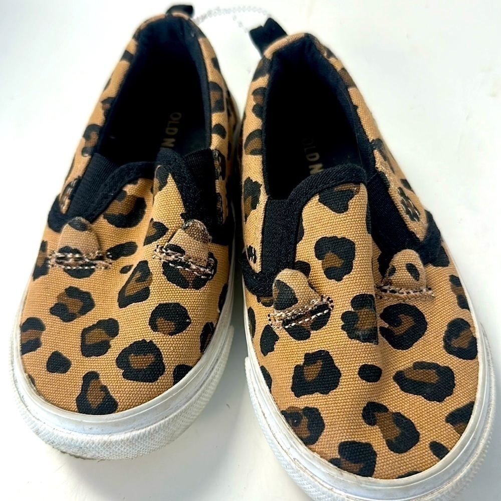 Old Navy Cheetah Print Slip on Shoes size 6